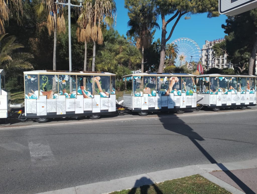 trains touristiques de Nice décorés Carnaval 2023 (2)